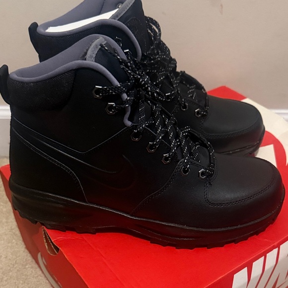 Nike Manoa Leather SE in Black and Gunsmoke main image 4